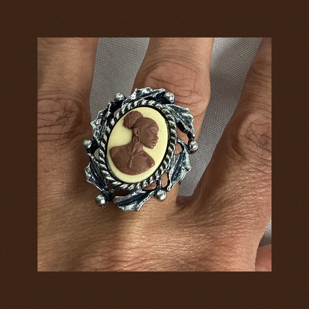 Vintage Silver and Cream Cameo Ring